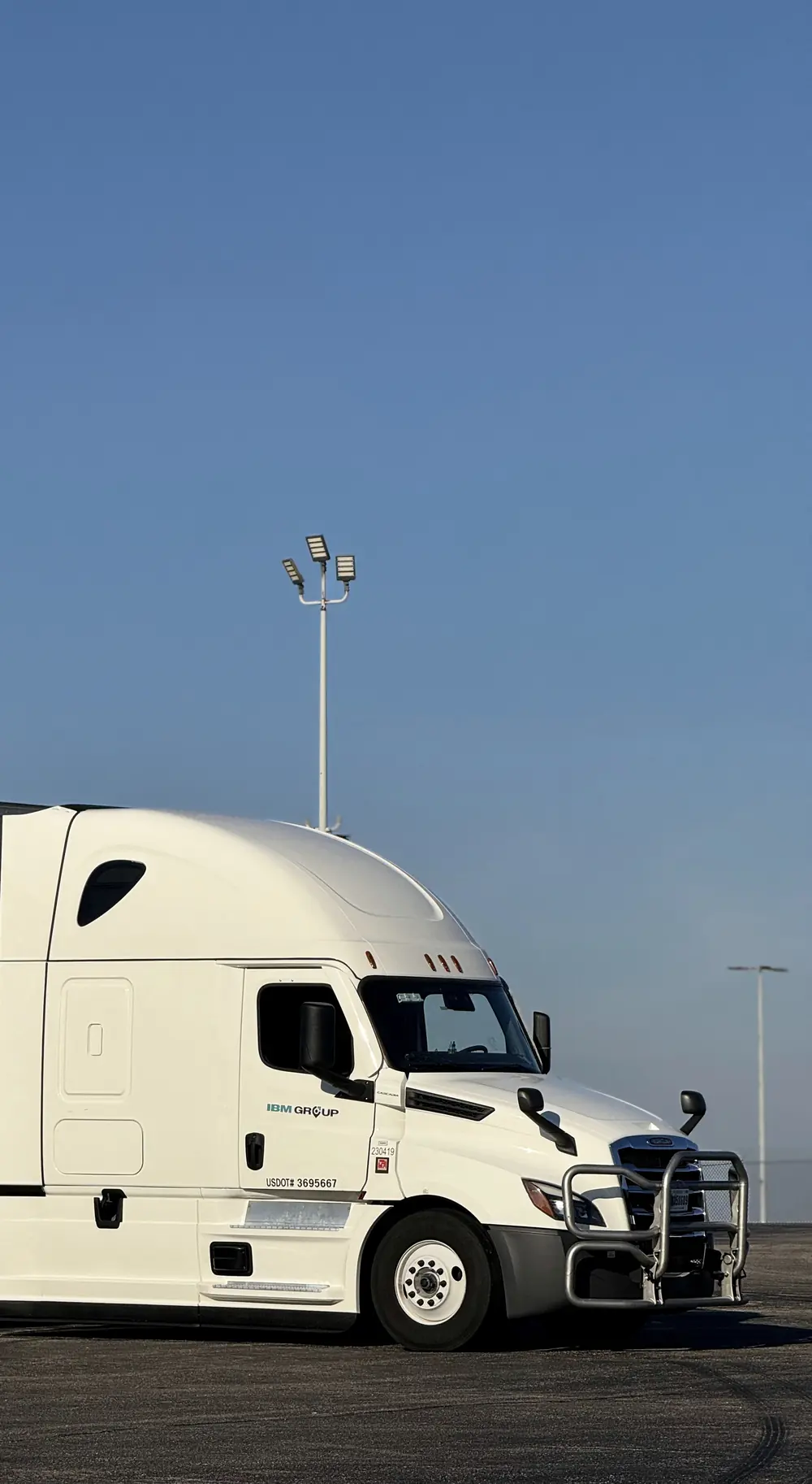 IBM GROUP Cascadia sleeper, side view